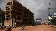 Nur wenige Menschen wagen sich am Freitag auf die normalerweise belebten Straßen von Burkina Fasos Hauptstadt Ouagadougou. Anwohner berichten, dass am frühen Morgen Schüsse fielen und der staatliche Rundfunk nicht mehr zu empfangen war., © Sophie Garcia/AP/dpa