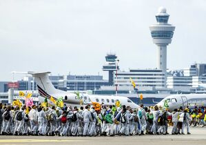 Mehrere Gruppen blockieren den Flughafen Schiphol, darunter Extinction Rebellion und Greenpeace., © Remko De Waal/ANP/dpa