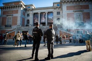 Polizisten stehen vor dem Prado-Museum in Madrid., © Juan Barbosa/EUROPA PRESS/dpa