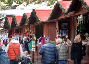 Der Weihnachtsmarkt in Essen-Steele hat als einer der ersten in Nordrhein-Westfalen geöffnet., © Roland Weihrauch/dpa