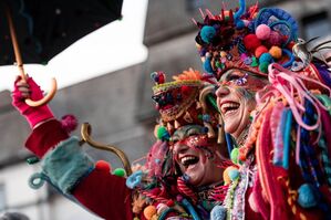 Karnevalisten feiern auf dem Marktplatz vor dem Rathaus in Düsseldorf., © Fabian Strauch/dpa