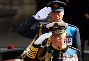 König Charles III. und sein Sohn William salutieren am Tag des Staatsbegräbnisses für die Queen., © Hannah Mckay/Pool Reuters/AP/dpa