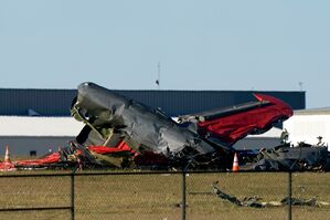 Ein beschädigtes Flugzeug auf dem Dallas Executive Airport. Bei einer Flugshow nsind am Samstag zwei Flugzeuge zusammengestoßen und abgestürzt., © Lm Otero/AP/dpa