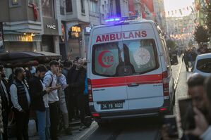 Ein Krankenwagen nahe des Tatort auf der beliebten Fußgängerzone Istiklal., © Can Ozer/AP/dpa