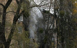 Bei einem russischen Raketenangriff auf Kiew wurden am Dienstag auch zwei Wohnhäuser beschädigt., © Andrew Kravchenko/AP/dpa