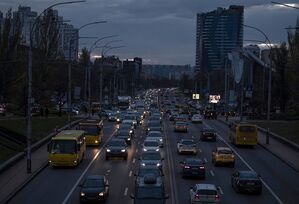 Straßenverkehr während eines Stromausfalls., © Andrew Kravchenko/AP/dpa