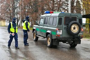 Polnische Polizisten am Tag nach dem Einschlag im Dorf Przewodow., © Wojtek Jargilo/PAP/dpa