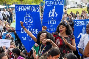 Demonstrantinnen protestieren beim UN-Klimagipfel COP27 für Klimagerechtigkeit., © Christophe Gateau/dpa