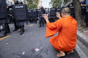 Ein Mönch hebt die Hände, als die Polizei Demonstrierende auseinander treibt., © Wason Wanichakorn/AP/dpa