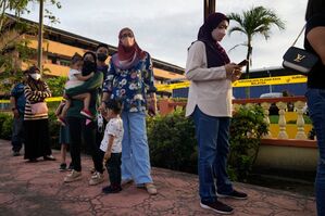 Menschen stehen in Seberang Perai Schlange vor einem Wahllokal., © Vincent Thian/AP/dpa