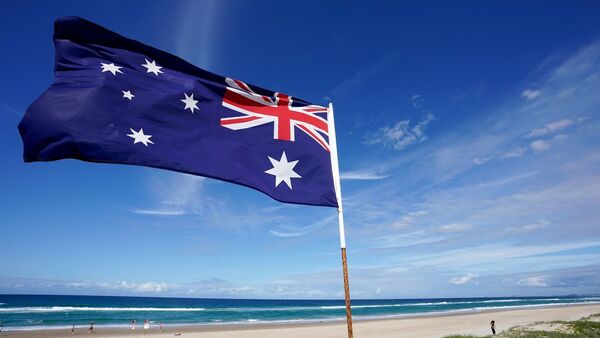 Die australische Flagge an einem Strand (Symbolbild)., © Dave Hunt/AAP/dpa