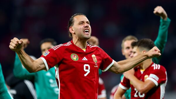 Adam Szalai von Ungarn jubeln nach dem Spiel über den Sieg seiner Mannschaft., © Tom Weller/dpa