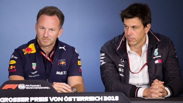 Christian Horner (l), Red Bull Racing Teamchef, und Toto Wolff, Mercedes-Motorsportchef, nehmen an einer Pressekonferenz teil., © Georg Hochmuth/apa/dpa