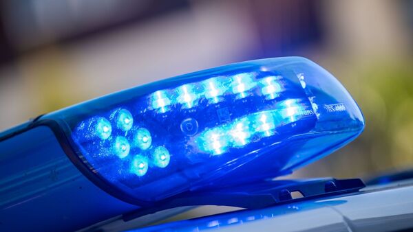 Ein Blaulicht ist auf dem Dach eines Polizeifahrzeugs zu sehen. (Symbolbild), © Lino Mirgeler/dpa