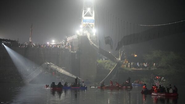 Eine jahrhundertealte Hängebrücke stürzte in den Fluss und riss Hunderte von Menschen in die Tiefe., © Ajit Solanki/AP/dpa