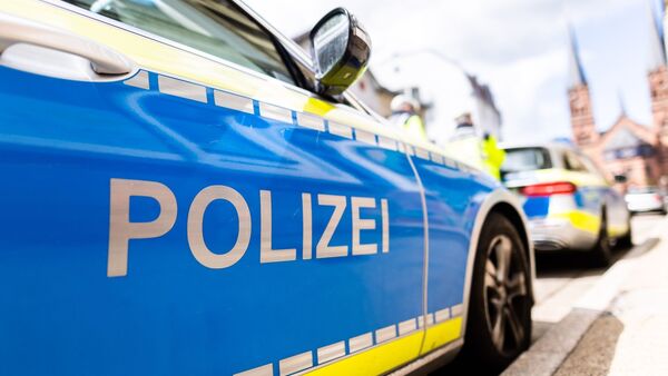 Zwei Streifenwagen der Polizei stehen am Straßenrand., © Philipp von Ditfurth/dpa/Symbolbild