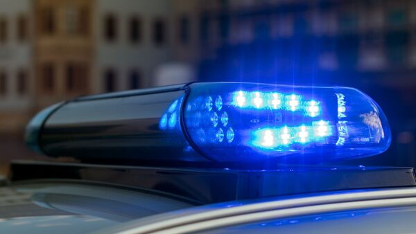 Das Blaulicht auf einem Fahrzeug der Polizei leuchtet., © Monika Skolimowska/zb/dpa/Symbolbild
