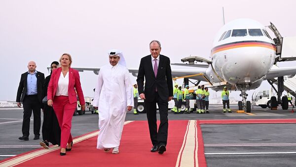 Nancy Faeser (SPD), Bundesministerin des Innern und Heimat, wird am Flughafen von Doha empfangen., © Britta Pedersen/dpa