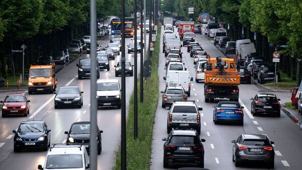 Autos fahren im Berufsverkehr über den mittleren Ring in München. Von den gesteckten Klimazielen ist vor allem der Verkehrssektor noch weit entfernt., © Sven Hoppe/dpa