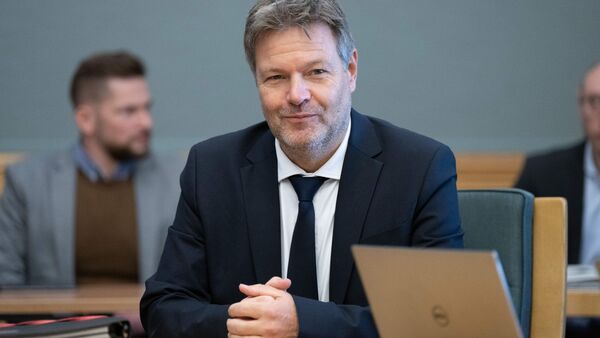 Bundeswirtschaftsminister Robert Habeck nimmt in der Sächsischen Staatskanzlei an einer Kabinettssitzung der Landesregierung teil., © Sebastian Kahnert/dpa