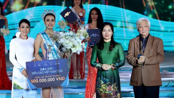 Dinh Nhu Phuong, 21, wird zur «Miss Sea and Island Vietnam 2022» gekrönt. Der Schönheitswettbewerb fand in Ha Long City in der Provinz Quang Ninh statt., © Ly Vo Phu Hung/Miss Sea and Island Vietnam 2022/dpa