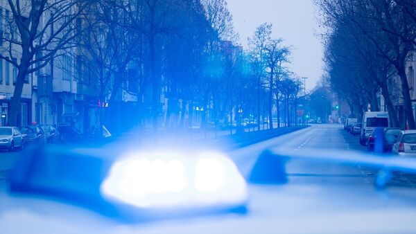 Ein Blaulicht leuchtet auf dem Dach eines Streifenwagens der Polizei., © Christoph Soeder/dpa/Symbolbild