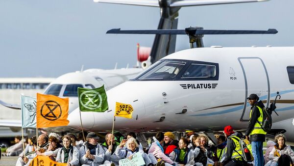 Klima-Aktivisten blockieren Privatjets auf dem Flughafen Schiphol., © Remko De Waal/ANP/dpa