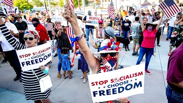 Der «Sozialismus»-Vorwurf ist beliebt bei Anhängern der extremen Rechten in den USA - hier bei einer Demonstranten gegen Corona-Maßnahmen im Jahr 2020., © Watchara Phomicinda/The Orange County Register/AP/dpa