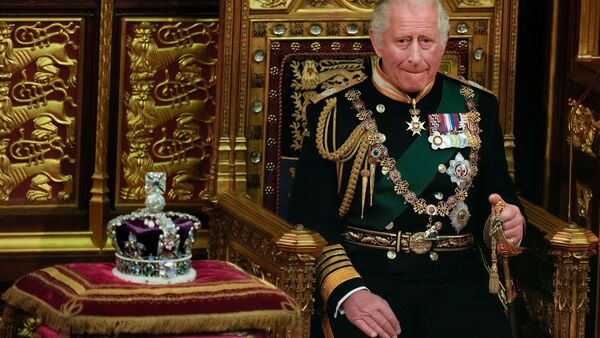 Der damalige Prinz Charles sitzt während der Eröffnung des Parlaments neben der Krone der Königin in Westminster., © Alastair Grant/AP POOL/dpa