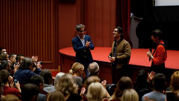 Der Hamburger Regisseur Fatih Akin (M) stellte beim 63. internationalen Filmfestival von Thessaloniki seinen neuen Film «Rheingold» vor., © --/Filmfestival Thessaloniki 2022/dpa