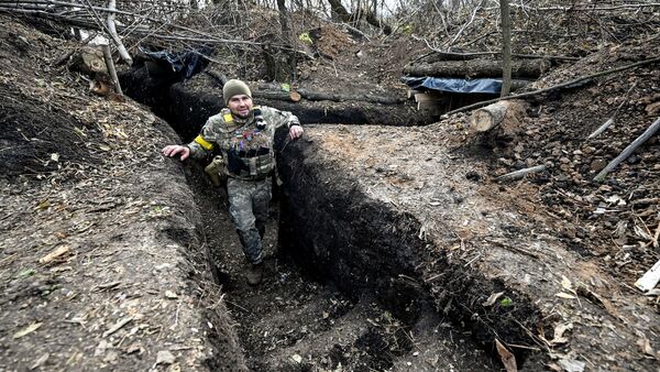 Ein Soldat der ukrainischen Streitkräfte steht in einem Graben., © ---/Ukrinform/dpa