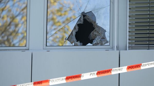 Anfang November dieses Jahres wurde eine Fensterscheibe einer geplanten Flüchtlingsunterkunft in Bautzen zerstört., © Sebastian Kahnert/dpa
