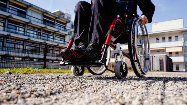 Wer im Rollstuhl sitzt, ist auf Barrierefreiheit angewiesen., © Uwe Anspach/dpa