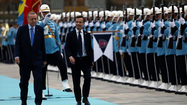 Türkeis Präsident Recep Tayyip Erdogan und Schwedens Ministerpräsident Ulf Kristersson inspizieren eine militärische Ehrengarde während einer Begrüßungszeremonie im Präsidentenpalast., © Burhan Ozbilici/AP/dpa
