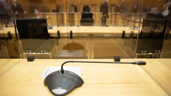 Ein Mikrofon in einem Gerichtssaal., © Friso Gentsch/dpa/Symbolbild