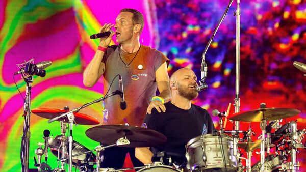 Sänger Chris Martin (l) steht neben Schlagzeuger Will Champion auf der Bühne., © Suzan Moore/PA Wire/dpa