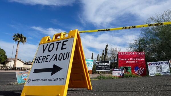 Ein Wahlschild weist den Wählern die richtige Richtung in Phoenix, Arizona., © Ross D. Franklin/AP/dpa