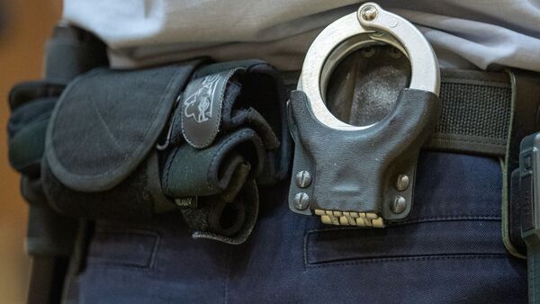 Handschellen stecken in der Gürtelhalterung eines Justizbeamten., © Friso Gentsch/dpa/Symbolbild