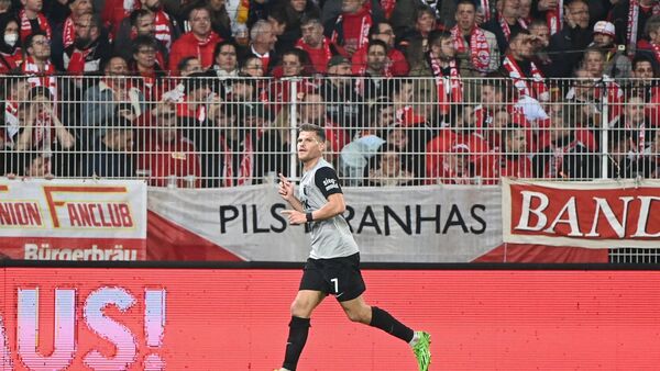 Florian Niederlechner vom FC Augsburg jubelt nach dem Tor zum 2:2., © Matthias Koch/dpa