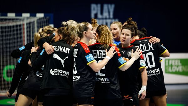 Deutschlands Handball-Frauen geben sich trotz einer schlechten Ausgangslage kämpferisch., © Anze Malovrh/Kolektiff Images/dpa