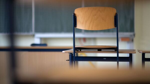Ein Stuhl steht in einem Klassenzimmer auf dem Tisch., © Marijan Murat/dpa/Symbolbild
