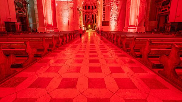 Der Innenraum des Doms St. Stephan wird rot angestrahlt., © Armin Weigel/dpa