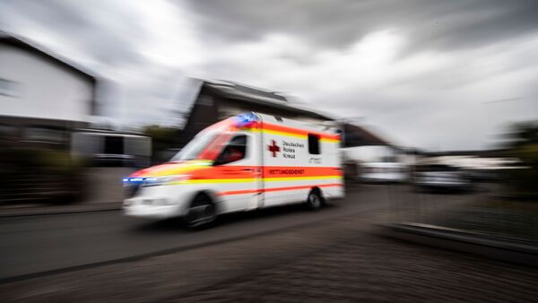 Ein Rettungswagen fährt über die Straße., © Boris Roessler/dpa/Symbolbild