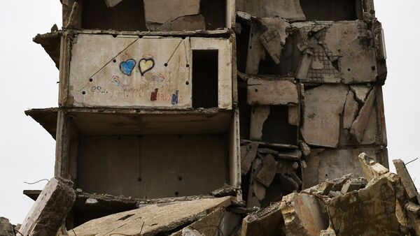 Ein zerstörtes Gebäude in Kramatorsk und zwei Herzen in den Farben der ukrainischen Flagge., © Andriy Andriyenko/AP/dpa