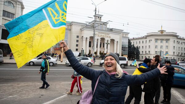 Ukrainer versammeln sich in der Innenstadt von Cherson, um die Rückeroberung ihrer Stadt zu feiern., © Yevhenii Zavhorodnii/AP/dpa