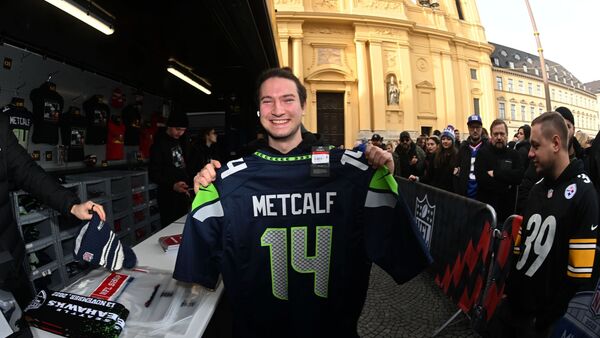 Niklas Klosek hat ein Trikot mit der Nr. 14 (Spieler Metcalf von den Seattle Seahawks) gekauft., © Felix Hörhager/dpa