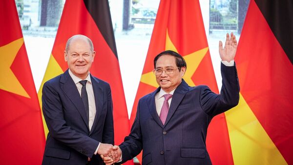 Bundeskanzler Olaf Scholz wird von Vietnams Premierminister Pham Minh Chinh (r) empfangen., © Kay Nietfeld/dpa