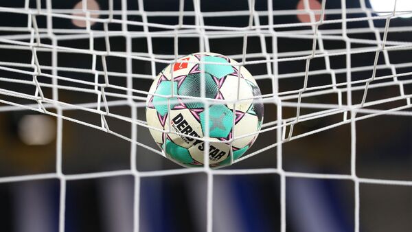 Ein Fußball liegt vor der Partie im Netz., © Friso Gentsch/dpa/Symbolbild