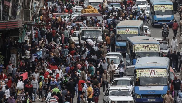 Menschen und Fahrzeuge drängen sich auf dem beliebten Straßenmarkt von Al Ataba in Kairo., © Gehad Hamdy/dpa