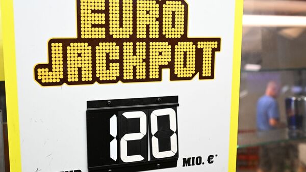Ein Lottospieler oder eine Lottospielerin hat den mit 120 Millionen Euro gefüllten Eurojackpot geknackt., © Bernd Weißbrod/dpa